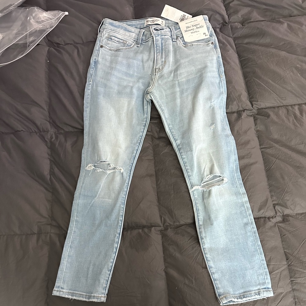 NWT Abercrombie - Mid Rise Super Skinny Ankle Jeans xtra short sz 2
